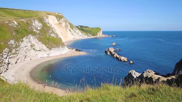 海滩和在英国多塞特郡的海岸线鸟瞰图 — 图库视频影像