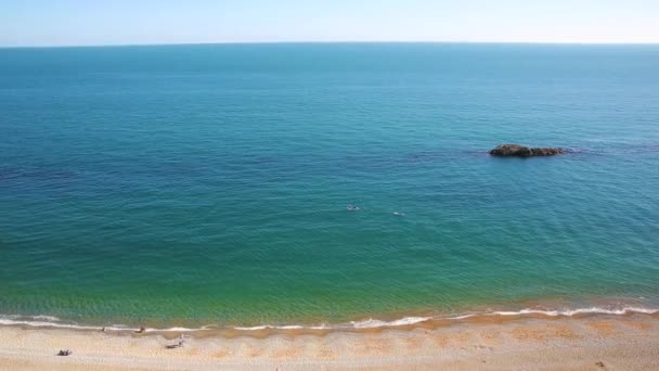 Flygfoto över strand och människor i Dorset, Storbritannien — Stockvideo