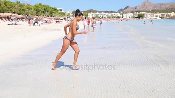 Cámara lenta, hermosa mujer corriendo y salpicando agua — Vídeos de Stock