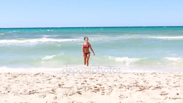 Schöne Frau am Strand von Mallorca im Sommer — Stockvideo