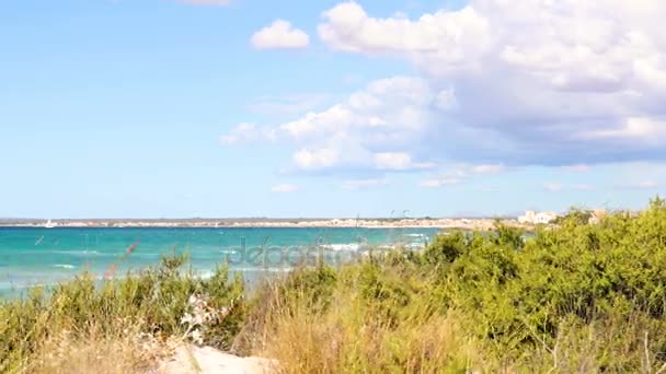 Vågor och stranden vid havet i Mallorcas sommarsäsongen — Stockvideo