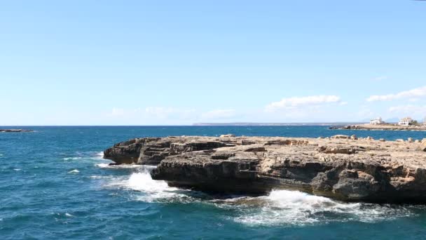 Fale rozpryskiwania na skałach na Majorce, w sezonie letnim — Wideo stockowe
