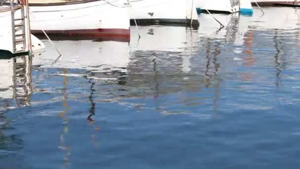 Barcos e reflexões sobre a água em Maiorca — Vídeo de Stock
