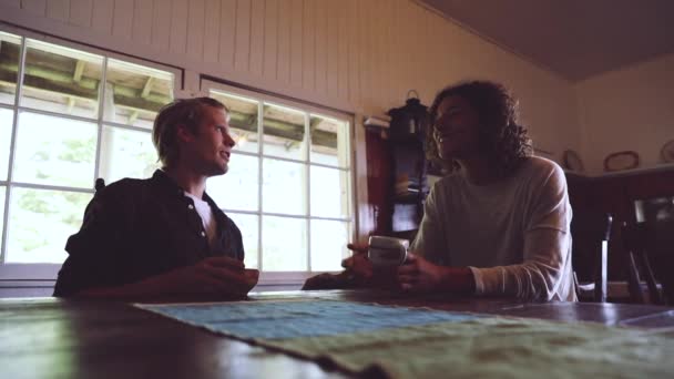 Couple buvant du café dans une cabine au Canada — Video