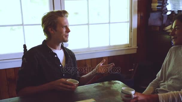 Par drikker kaffe i en hytte i Canada, slow motion – Stock-video