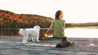 Kadın ve köpek dinlendirici iskelede