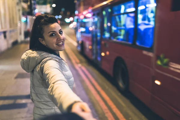 Woman in London holding hands with boyfriend — Stock Photo, Image