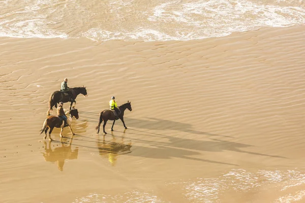 Pessoas equitação na praia, vista aérea — Fotografia de Stock