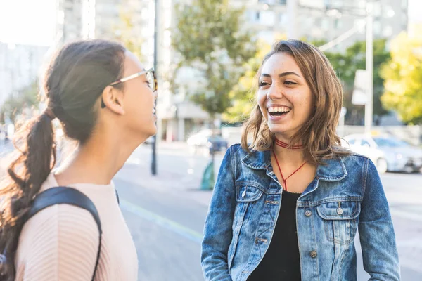 Best friends laughing together in the city — Stock Photo, Image