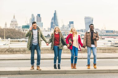 Londra'da gülüyor çok ırklı arkadaşlar