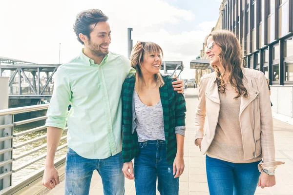 Amigos caminando y divirtiéndose en Hamburgo — Foto de Stock