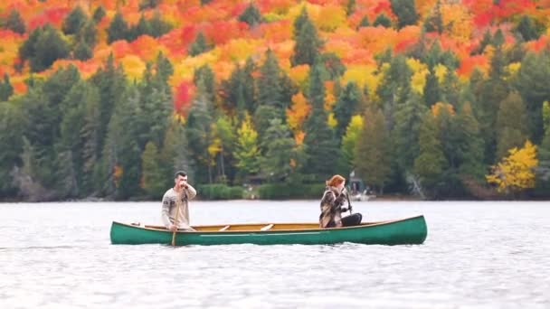 Pareja de piragüismo en un lago en Canadá — Vídeo de stock