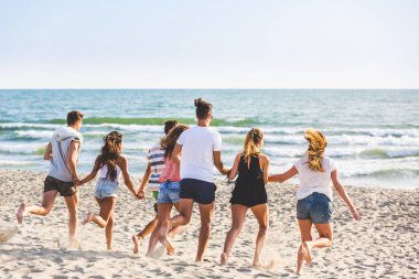 Plajda çalışan arkadaşlar çok ırklı grup