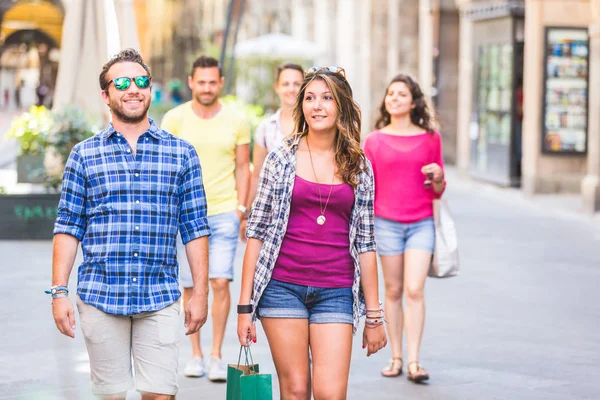 Freunde spazieren in der Stadt — Stockfoto