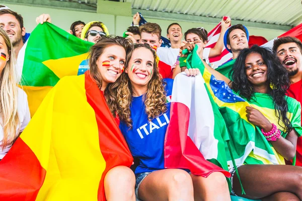 Supportrar på stadion kommer från olika länder — Stockfoto