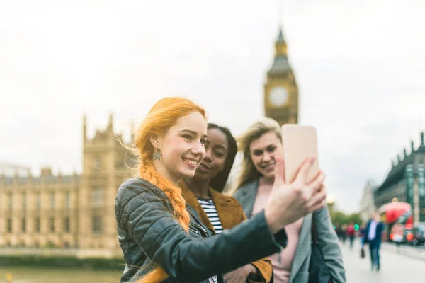 Girls taking a selfie with Big Ben in London — Stock Photo, Image