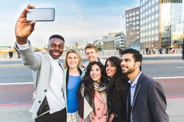 Ομάδα από επιχειρηματίες, λαμβάνοντας μια selfie στο Λονδίνο — Φωτογραφία Αρχείου