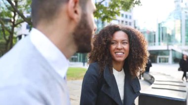 İş kadını ve konuşan, adam yavaş hareket