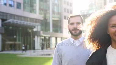 Arka planda, ağır çekim bir adamla iş kadın portre