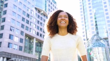 Ağır çekim bir modern iş kadın portresi