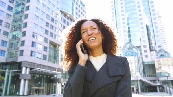 Femme d'affaires parlant au téléphone au centre-ville — Video