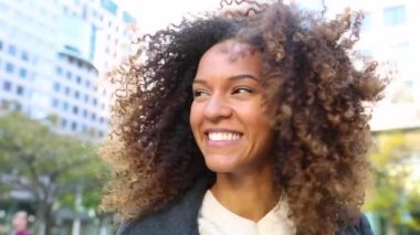 Gülüyor ve kafa, yavaş hareket sallayarak kıvırcık kadın