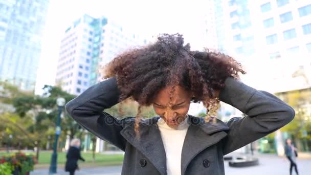 Кучерява жінка сміється і трясе головою, повільний рух — стокове відео