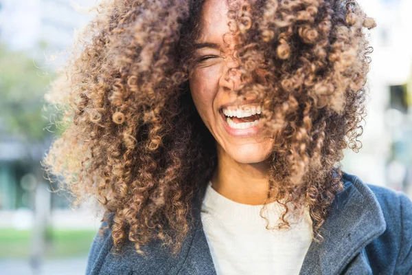 Krullend vrouw lachen en schudt hoofd — Stockfoto