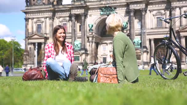 Δύο γυναίκες χαλάρωση στο Βερολίνο με τον καθεδρικό ναό σε φόντο — Αρχείο Βίντεο
