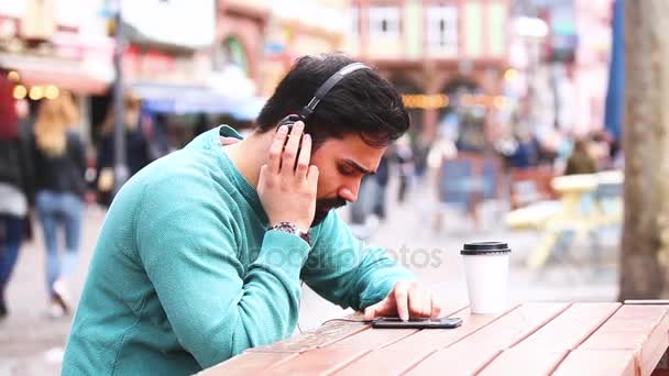 Hombre con auriculares escuchando música y divirtiéndose — Vídeo de stock