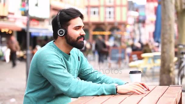Hombre con auriculares escuchando música y divirtiéndose — Vídeo de stock