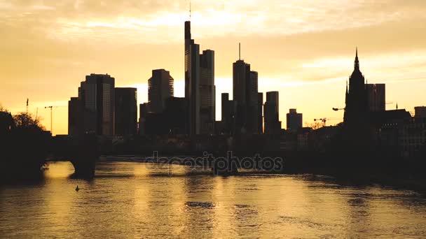 Skyline van Frankfurt en de rivier Main bij zonsondergang — Stockvideo