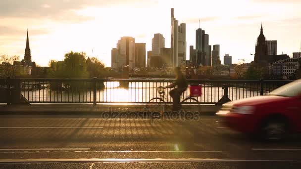 Verkeer op de brug in Frankfurt met skyline op de achtergrond — Stockvideo