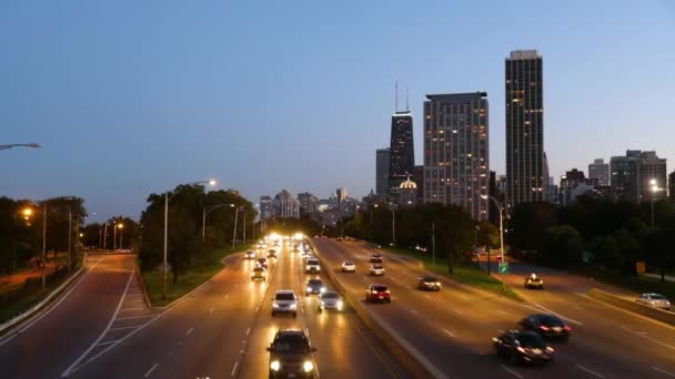 Chicago highway and skyline at dusk — Stock Video