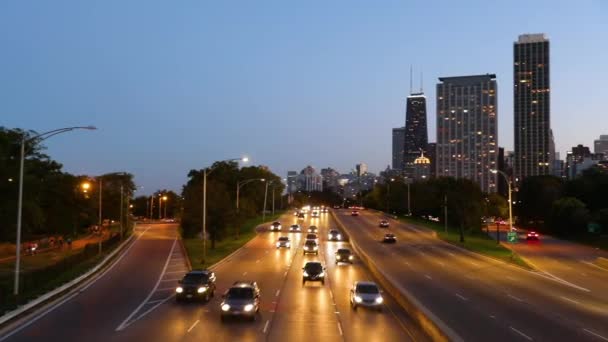 Autopista de Chicago y horizonte al atardecer — Vídeo de stock