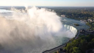 Güneşli bir günde Niagara Falls havadan görünümü