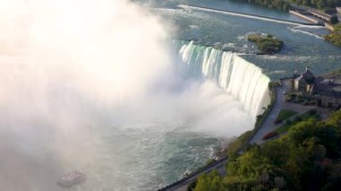 Güneşli bir günde Niagara Falls havadan görünümü