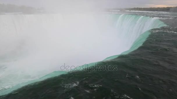 Niagara Falls pohled shora, pomalý pohyb — Stock video