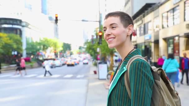 Femme dans la ville à côté d'une route animée — Video