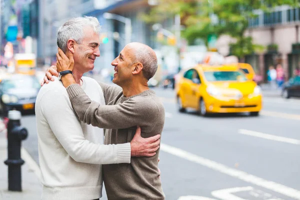 Gay couple in New York with traffic on background — Stock Photo, Image