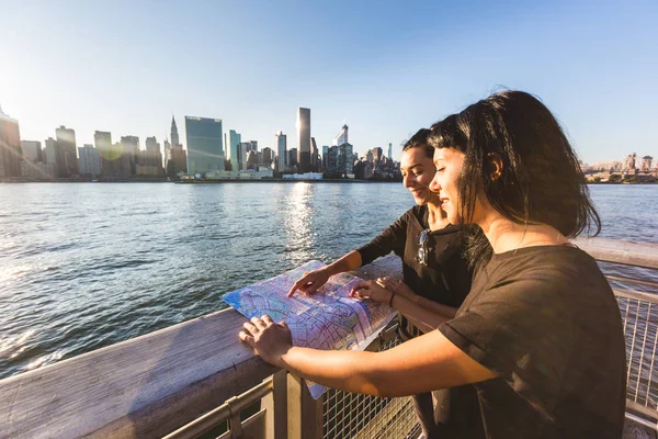 Dziewczyny w Nowym Jorku, patrząc na mapie miasta — Zdjęcie stockowe