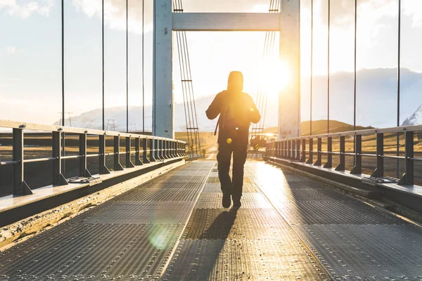 Man walking na most na zachód słońca, przygoda i wanderlust — Zdjęcie stockowe