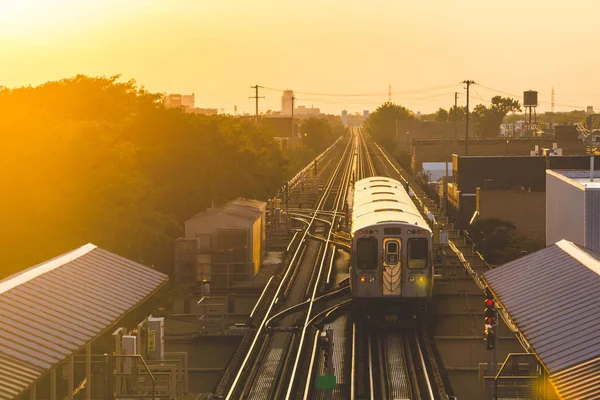 Tunnelbanetåg i solnedgången i Chicago — Stockfoto