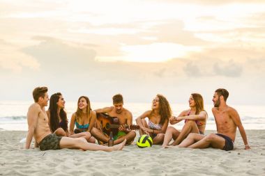 Beach adlı şarkı arkadaş grubu