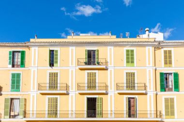 Apartman cephe Majorca içinde renkli panjurlar ile
