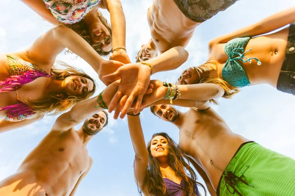 Gruppe von Freunden mit Händen auf Stapel am Meer — Stockfoto