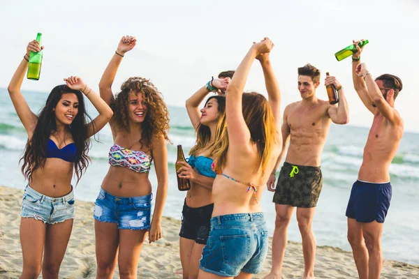 Multiraciale groep vrienden met een feestje op het strand — Stockfoto