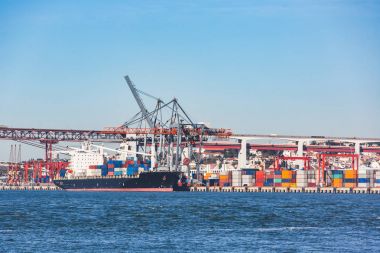 Kargo gemisi Lizbon port kaplarda yükleme