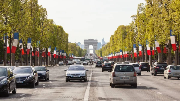 Párizs, a Diadalív és a Champs-Élysées francia zászlókkal — Stock Fotó