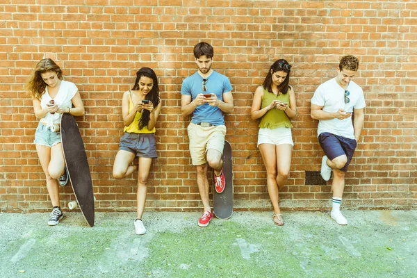 Grupp av vänner med hjälp av smartphone inte intresserade av varandra — Stockfoto